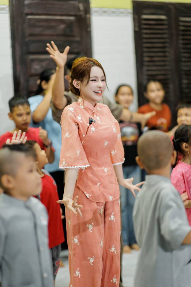Ngân 98 luôn cố tình hở bạo, phản cảm quá đà - Ảnh 16.