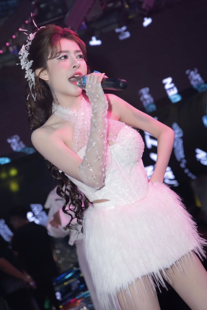 Nữ ca sĩ Vbiz chuyên cover nhạc miền Tây hot nhất MXH, ly hôn chồng rapper dù đã có con chung- Ảnh 2. Nữ ca sĩ Vbiz chuyên cover nhạc miền Tây hot nhất MXH, ly hôn chồng rapper dù đã có con chung- Ảnh 2.