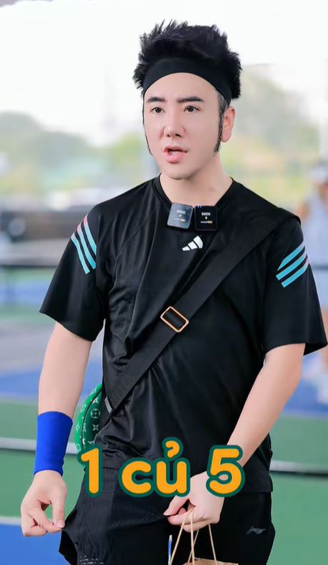 Boss thẩm mỹ khoe outfit “trăm triệu” đi chơi pickleball: Đắt đấy nhưng “phèn”- Ảnh 2.