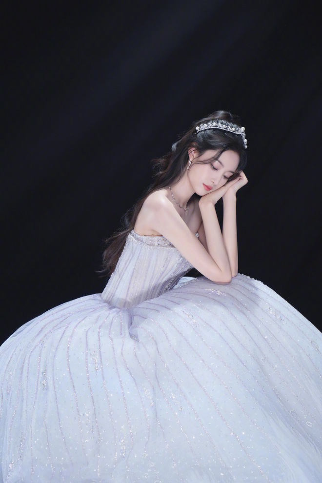 Lộ ảnh cưới của "sếp" và nàng thơ gen Z: Gượng gạo chưa từng thấy!- Ảnh 17.