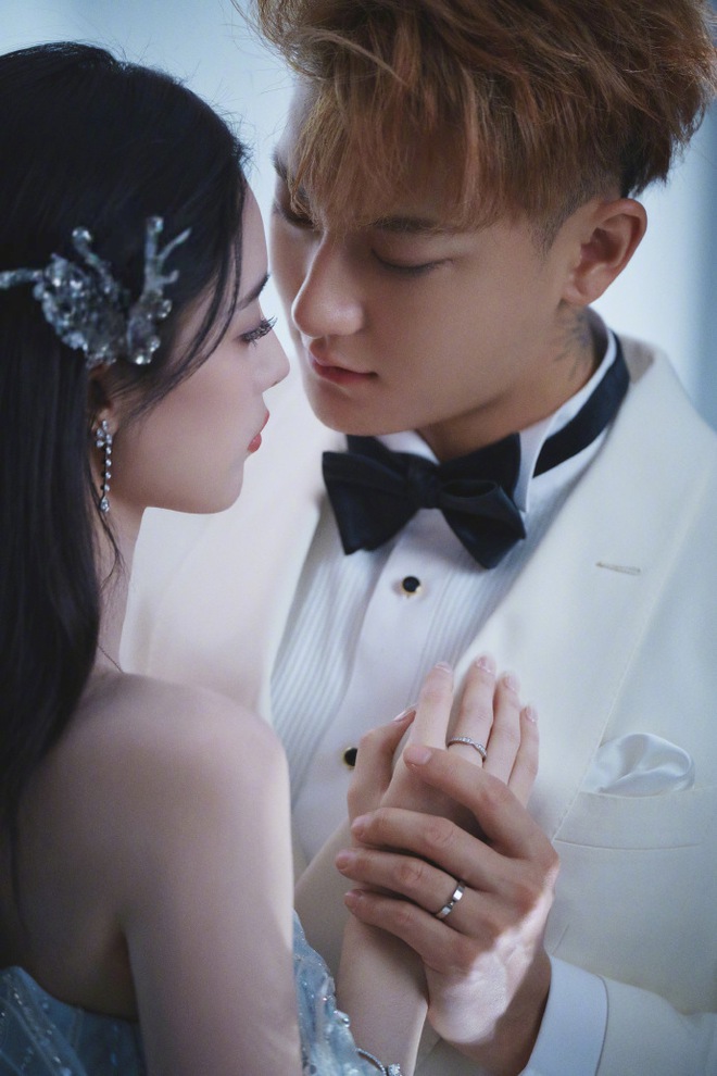 Lộ ảnh cưới của "sếp" và nàng thơ gen Z: Gượng gạo chưa từng thấy!- Ảnh 7.