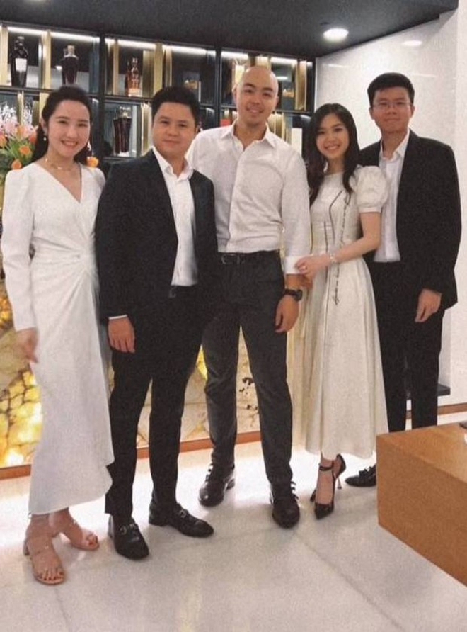 Chuyện tình của cặp đôi "trâm anh thế phiệt" hiếm có trong giới thượng lưu Việt- Ảnh 8. Chuyện tình của cặp đôi "trâm anh thế phiệt" hiếm có trong giới thượng lưu Việt- Ảnh 8.