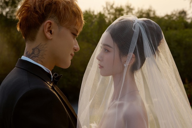 Lộ ảnh cưới của "sếp" và nàng thơ gen Z: Gượng gạo chưa từng thấy!- Ảnh 2.