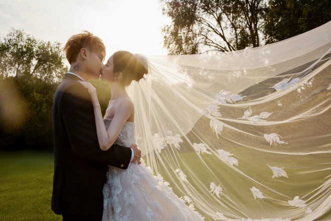 Lộ ảnh cưới của "sếp" và nàng thơ gen Z: Gượng gạo chưa từng thấy!- Ảnh 4.