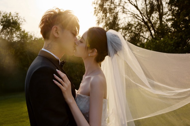 Lộ ảnh cưới của "sếp" và nàng thơ gen Z: Gượng gạo chưa từng thấy!- Ảnh 3.