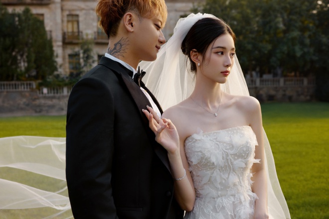 Lộ ảnh cưới của "sếp" và nàng thơ gen Z: Gượng gạo chưa từng thấy!- Ảnh 1.