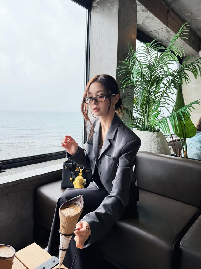 Dính phốt mà vẫn hot, chỉ có thể là mỹ nhân này: Đi qua ống kính là thành kiệt tác, mặc "hàng chợ" vẫn sang- Ảnh 8. Dính phốt mà vẫn hot, chỉ có thể là mỹ nhân này: Đi qua ống kính là thành kiệt tác, mặc "hàng chợ" vẫn sang- Ảnh 8.
