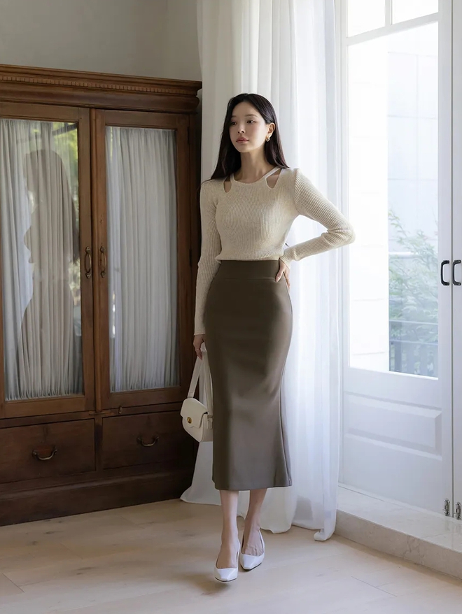 4 mẫu áo đơn giản nhưng trở nên sang trọng hơn bội phần khi diện cùng chân váy- Ảnh 7.