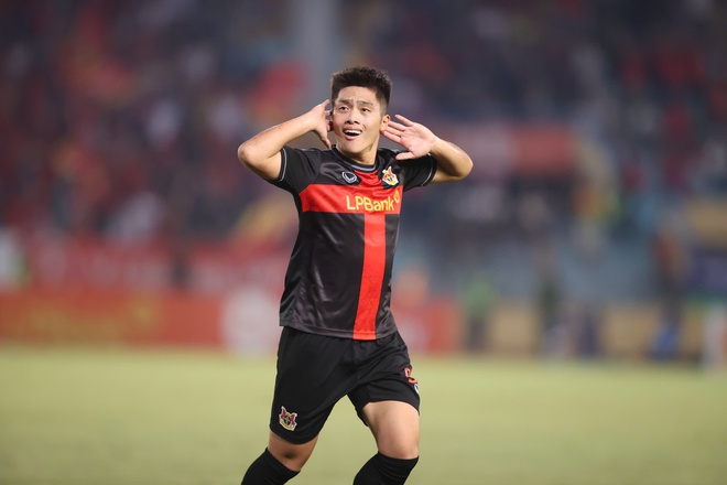 Yến Xuân xinh hết nấc cùng con trai cổ vũ Văn Lâm trong ngày Hà Nội FC thua sốc Ninh Bình- Ảnh 6.