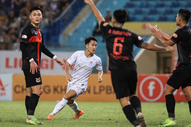 Yến Xuân xinh hết nấc cùng con trai cổ vũ Văn Lâm trong ngày Hà Nội FC thua sốc Ninh Bình- Ảnh 11.