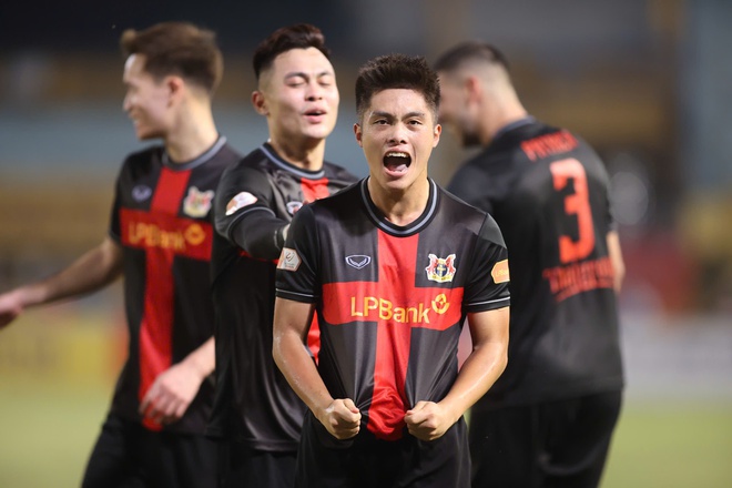 Yến Xuân xinh hết nấc cùng con trai cổ vũ Văn Lâm trong ngày Hà Nội FC thua sốc Ninh Bình- Ảnh 8.