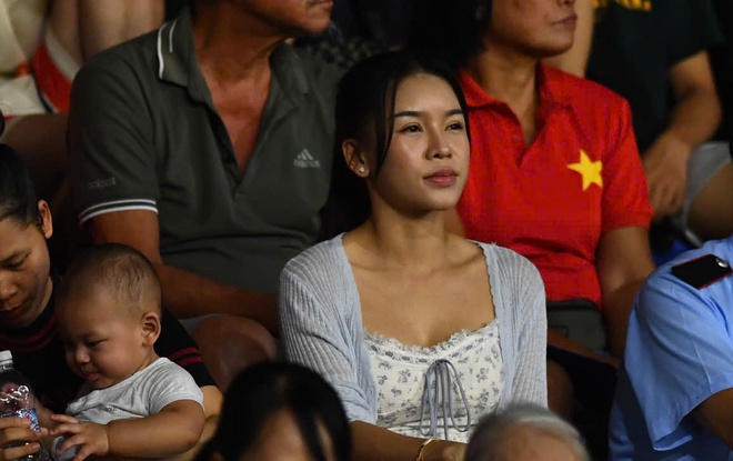 Yến Xuân xinh hết nấc cùng con trai cổ vũ Văn Lâm trong ngày Hà Nội FC thua sốc Ninh Bình- Ảnh 4.