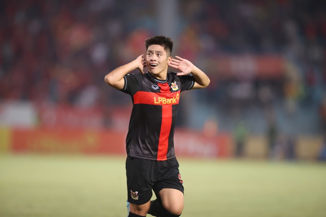 Yến Xuân xinh hết nấc cùng con trai cổ vũ Văn Lâm trong ngày Hà Nội FC thua sốc Ninh Bình- Ảnh 9.