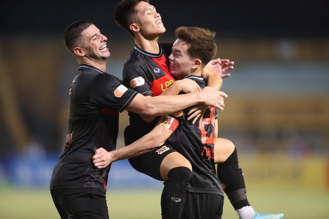 Yến Xuân xinh hết nấc cùng con trai cổ vũ Văn Lâm trong ngày Hà Nội FC thua sốc Ninh Bình- Ảnh 7.