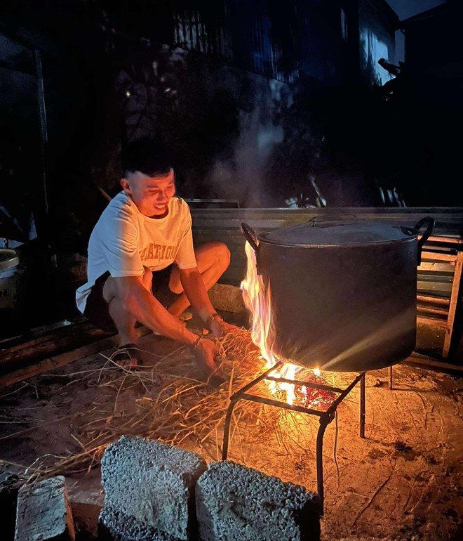 Cảnh tượng giữa đêm mưa bão ở Nghệ An: Bà con thức trắng chỉ để làm 1 việc!- Ảnh 1.