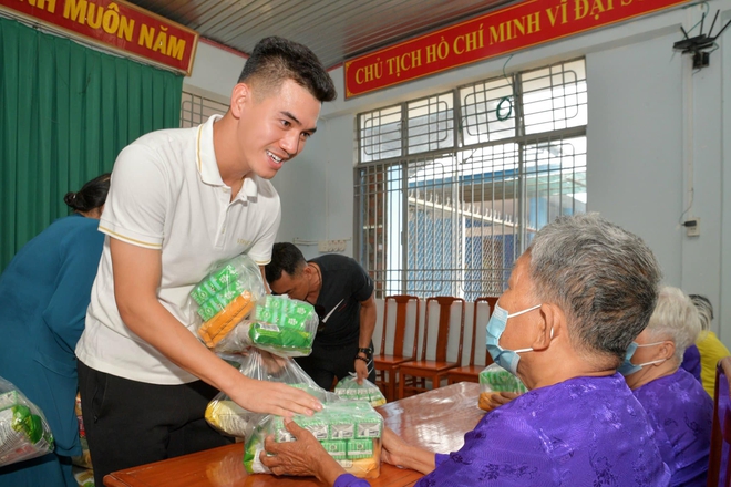 Dàn cầu thủ Việt chăm làm từ thiện nhất: Quang Hải, Tiến Linh, Văn Toàn được gọi tên- Ảnh 3.