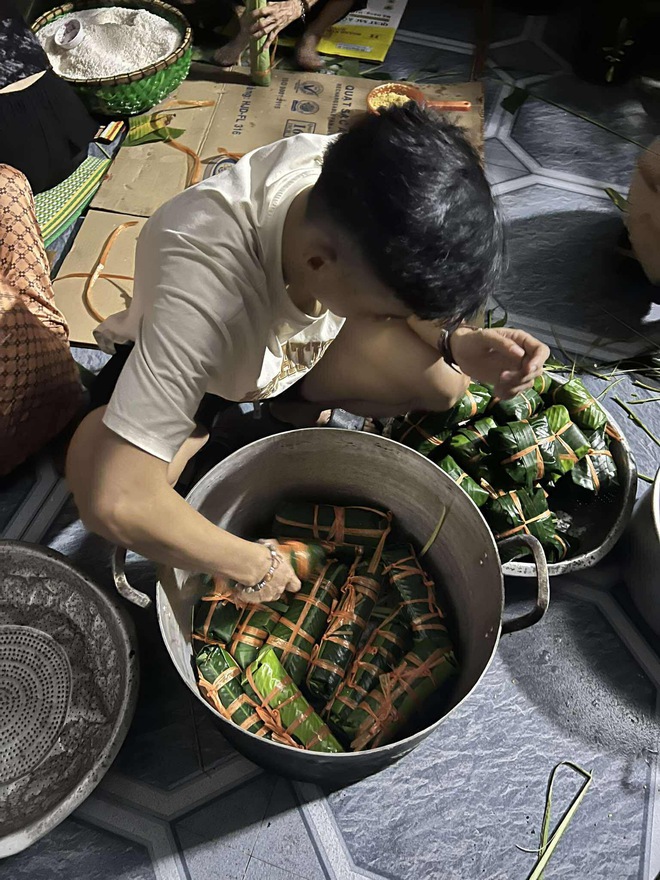Cảnh tượng giữa đêm mưa bão ở Nghệ An: Bà con thức trắng chỉ để làm 1 việc!- Ảnh 6.