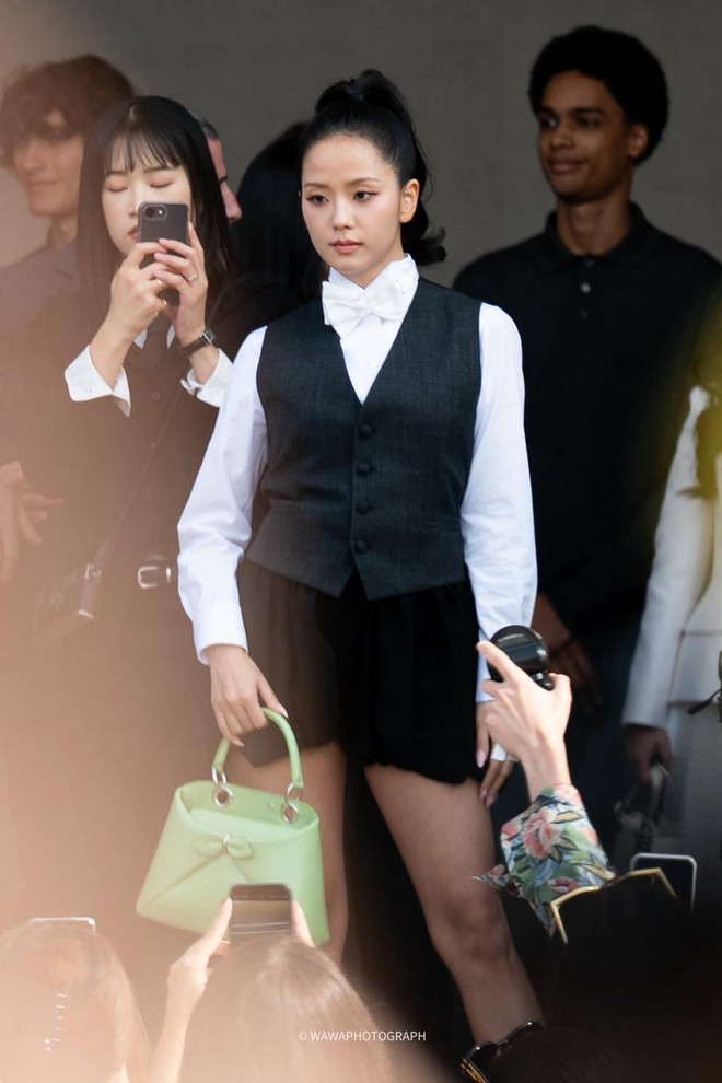 Jisoo bị cười cợt, Rosé bị phân biệt, chỉ Lisa đang rất ổn ở Paris- Ảnh 4.