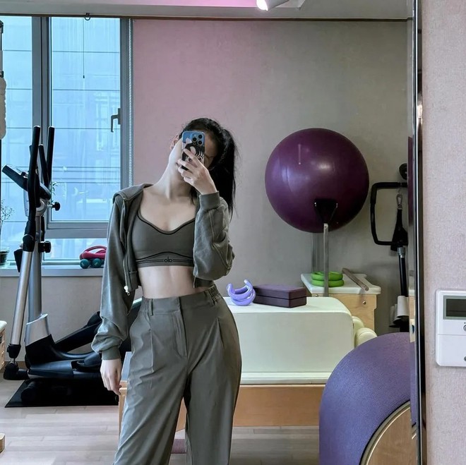 Jisoo lộ bụng mỡ nhưng visual vẫn quá đỉnh!- Ảnh 9. Jisoo lộ bụng mỡ nhưng visual vẫn quá đỉnh!- Ảnh 9.