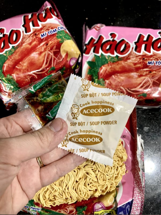 Bóc thử mì Hảo Hảo mua ở miền Nam và miền Bắc: Phát hiện sự khác nhau bất ngờ, liệu có đúng như "tin đồn"?- Ảnh 2.