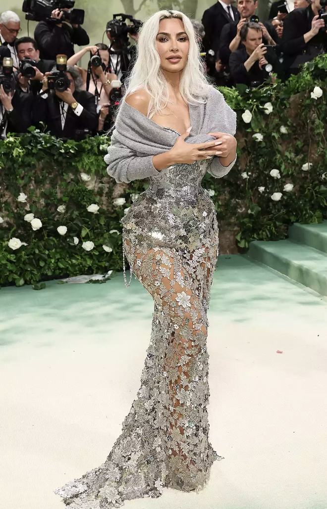 Hailey Bieber không thể ngồi thẳng- Ảnh 12.