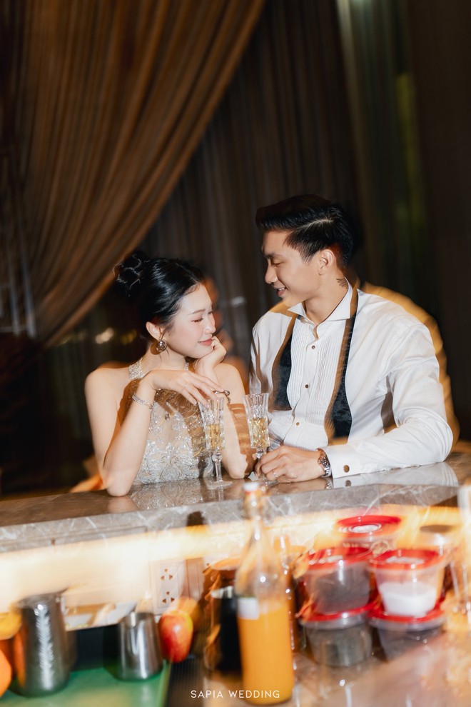 Ngắm trọn bộ ảnh cưới "trăm năm xem lại vẫn còn thấy sang" của Đoàn Văn Hậu - Doãn Hải My- Ảnh 4. Ngắm trọn bộ ảnh cưới "trăm năm xem lại vẫn còn thấy sang" của Đoàn Văn Hậu - Doãn Hải My- Ảnh 4.