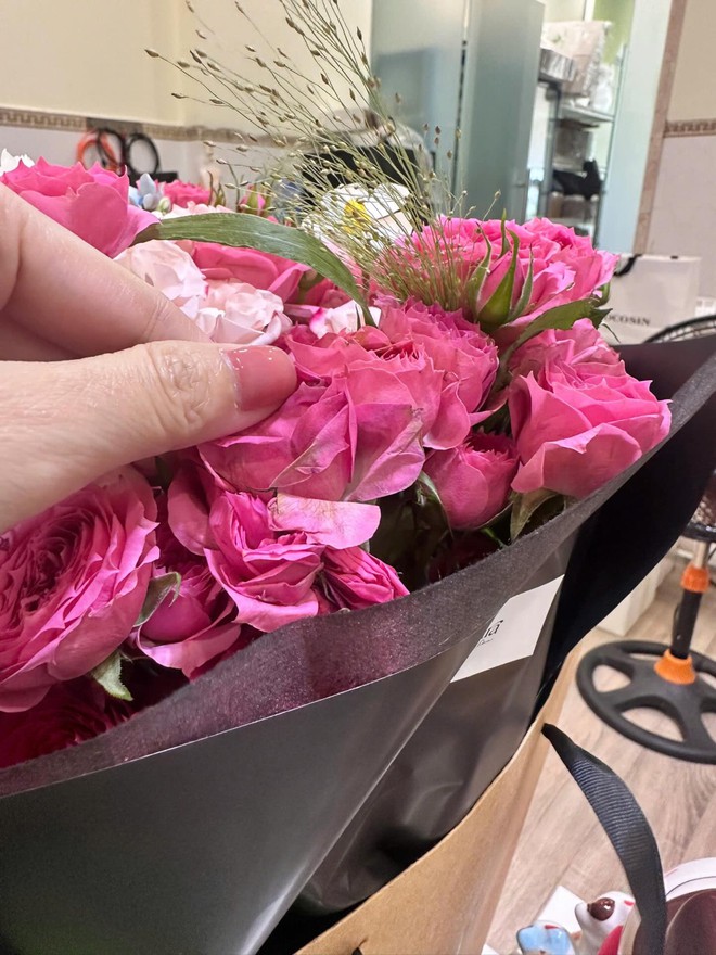 Bó hoa 1,2 triệu khổ nhất lúc này: Bạn trai đặt, bạn gái đòi trả, chủ tiệm mất ngủ lên mạng xin ý kiến- Ảnh 3. Bó hoa 1,2 triệu khổ nhất lúc này: Bạn trai đặt, bạn gái đòi trả, chủ tiệm mất ngủ lên mạng xin ý kiến- Ảnh 3.