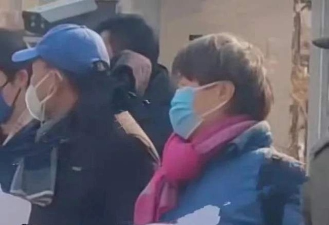 Hàng chục người kéo đến phim trường đòi tiền "mỹ nhân phim giờ vàng" có chồng đại gia bị bắt- Ảnh 1.