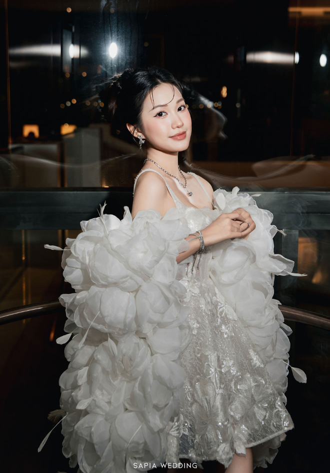 Ngắm trọn bộ ảnh cưới "trăm năm xem lại vẫn còn thấy sang" của Đoàn Văn Hậu - Doãn Hải My- Ảnh 33. Ngắm trọn bộ ảnh cưới "trăm năm xem lại vẫn còn thấy sang" của Đoàn Văn Hậu - Doãn Hải My- Ảnh 33.