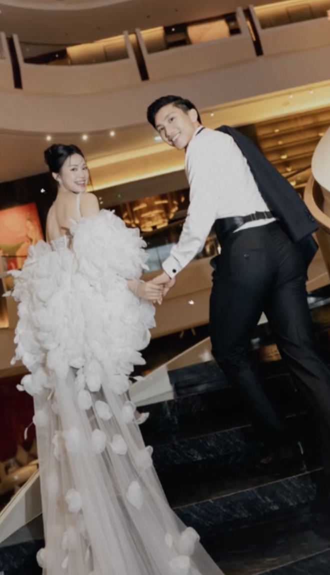 Ngắm trọn bộ ảnh cưới "trăm năm xem lại vẫn còn thấy sang" của Đoàn Văn Hậu - Doãn Hải My- Ảnh 16. Ngắm trọn bộ ảnh cưới "trăm năm xem lại vẫn còn thấy sang" của Đoàn Văn Hậu - Doãn Hải My- Ảnh 16.