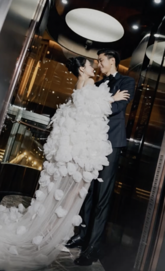 Ngắm trọn bộ ảnh cưới "trăm năm xem lại vẫn còn thấy sang" của Đoàn Văn Hậu - Doãn Hải My- Ảnh 18. Ngắm trọn bộ ảnh cưới "trăm năm xem lại vẫn còn thấy sang" của Đoàn Văn Hậu - Doãn Hải My- Ảnh 18.