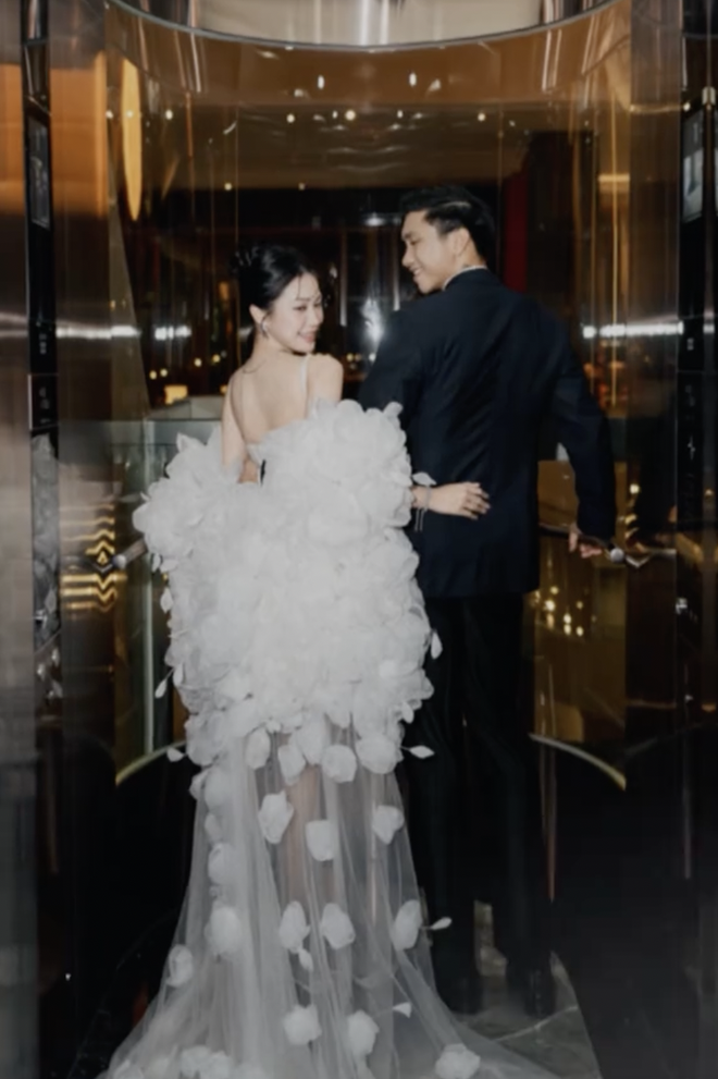 Ngắm trọn bộ ảnh cưới "trăm năm xem lại vẫn còn thấy sang" của Đoàn Văn Hậu - Doãn Hải My- Ảnh 21. Ngắm trọn bộ ảnh cưới "trăm năm xem lại vẫn còn thấy sang" của Đoàn Văn Hậu - Doãn Hải My- Ảnh 21.