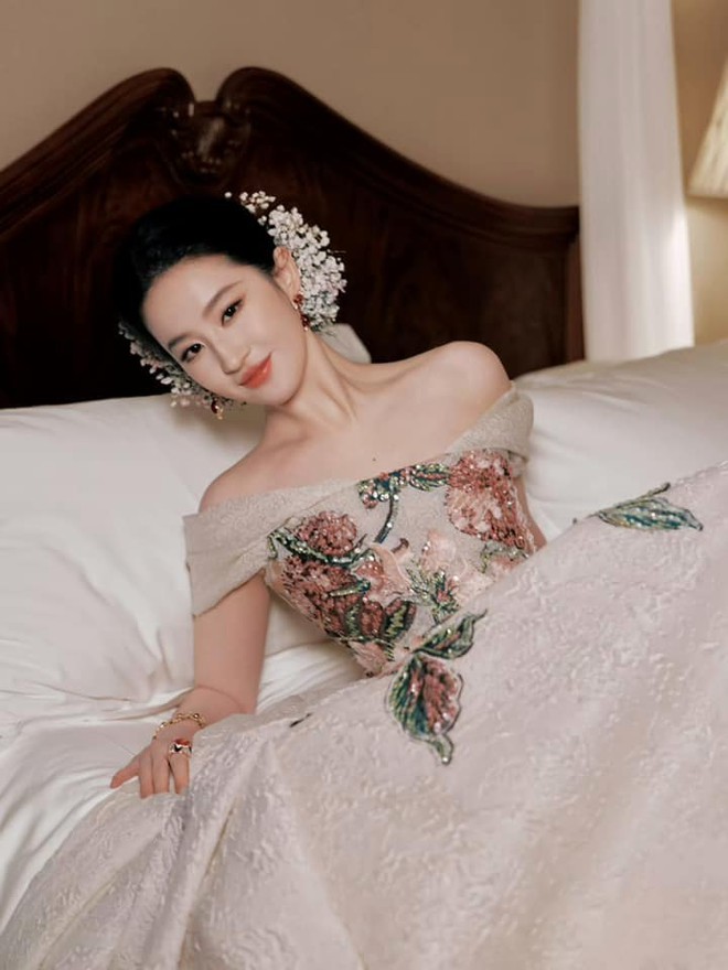 Nhìn ảnh mới của Lưu Diệc Phi mới thấy: Nét tướng “ngậm ngọc trong miệng”, cả đời hưởng phú quý dù chẳng cần tranh đấu- Ảnh 5. Nhìn ảnh mới của Lưu Diệc Phi mới thấy: Nét tướng “ngậm ngọc trong miệng”, cả đời hưởng phú quý dù chẳng cần tranh đấu- Ảnh 5.