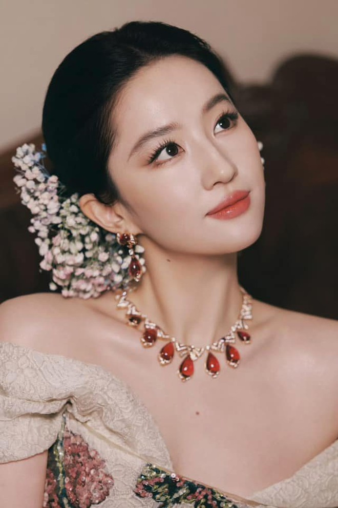 Nhìn ảnh mới của Lưu Diệc Phi mới thấy: Nét tướng “ngậm ngọc trong miệng”, cả đời hưởng phú quý dù chẳng cần tranh đấu- Ảnh 3. Nhìn ảnh mới của Lưu Diệc Phi mới thấy: Nét tướng “ngậm ngọc trong miệng”, cả đời hưởng phú quý dù chẳng cần tranh đấu- Ảnh 3.