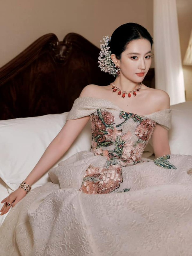 Nhìn ảnh mới của Lưu Diệc Phi mới thấy: Nét tướng “ngậm ngọc trong miệng”, cả đời hưởng phú quý dù chẳng cần tranh đấu- Ảnh 6. Nhìn ảnh mới của Lưu Diệc Phi mới thấy: Nét tướng “ngậm ngọc trong miệng”, cả đời hưởng phú quý dù chẳng cần tranh đấu- Ảnh 6.