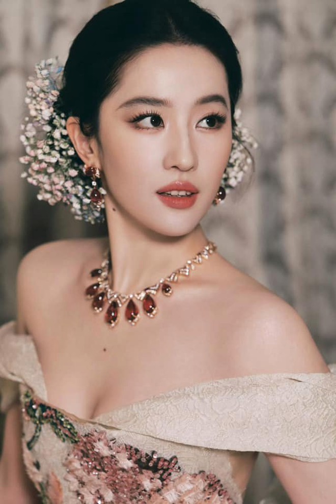 Nhìn ảnh mới của Lưu Diệc Phi mới thấy: Nét tướng “ngậm ngọc trong miệng”, cả đời hưởng phú quý dù chẳng cần tranh đấu- Ảnh 4. Nhìn ảnh mới của Lưu Diệc Phi mới thấy: Nét tướng “ngậm ngọc trong miệng”, cả đời hưởng phú quý dù chẳng cần tranh đấu- Ảnh 4.