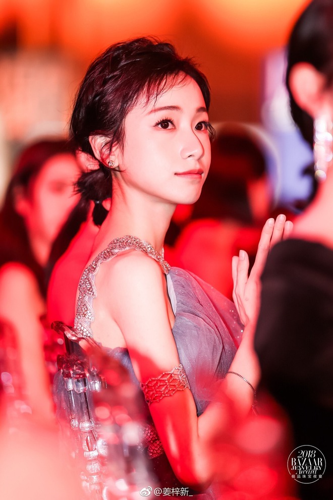 5 mỹ nhân showbiz này "ăn giấy sống qua ngày" sao?- Ảnh 20. 5 mỹ nhân showbiz này "ăn giấy sống qua ngày" sao?- Ảnh 20.