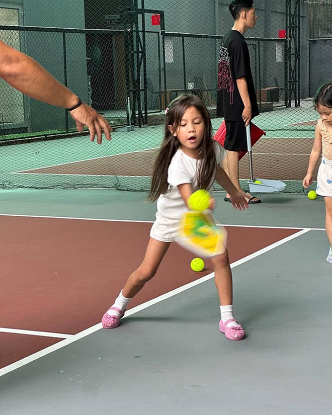 Tóm dính Hồ Ngọc Hà trên sân pickleball: Đôi "kiếm Nhật" nhìn mê tít, mặt mộc chấm vội 0 điểm!- Ảnh 8.