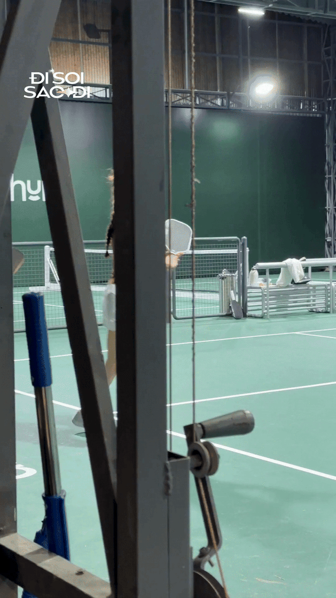 Tóm dính Hồ Ngọc Hà trên sân pickleball: Đôi "kiếm Nhật" nhìn mê tít, mặt mộc chấm vội 0 điểm!- Ảnh 2.