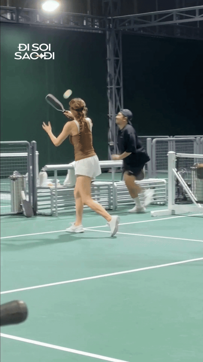 Tóm dính Hồ Ngọc Hà trên sân pickleball: Đôi "kiếm Nhật" nhìn mê tít, mặt mộc chấm vội 0 điểm!- Ảnh 3.