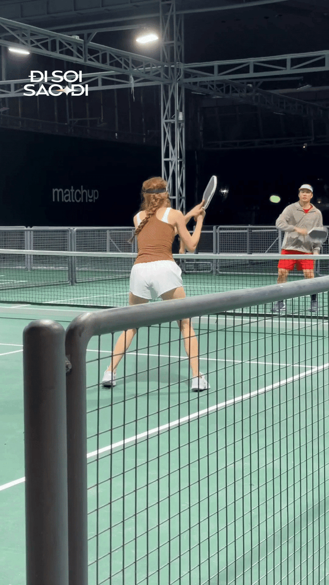 Tóm dính Hồ Ngọc Hà trên sân pickleball: Đôi "kiếm Nhật" nhìn mê tít, mặt mộc chấm vội 0 điểm!- Ảnh 1.