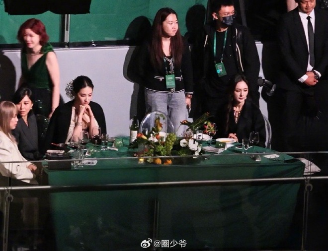 Lưu Diệc Phi và Dương Mịch "ngó lơ" nhau giữa sự kiện- Ảnh 1. Lưu Diệc Phi và Dương Mịch "ngó lơ" nhau giữa sự kiện- Ảnh 1.