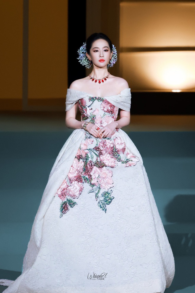 Lưu Diệc Phi và Dương Mịch "ngó lơ" nhau giữa sự kiện- Ảnh 5. Lưu Diệc Phi và Dương Mịch "ngó lơ" nhau giữa sự kiện- Ảnh 5.