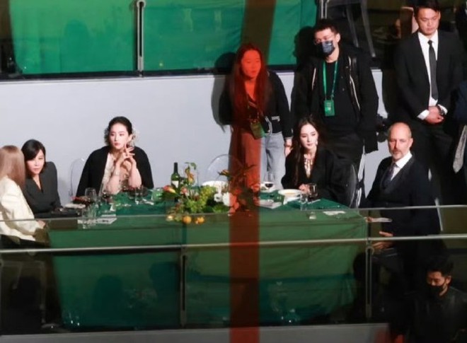 Lưu Diệc Phi và Dương Mịch "ngó lơ" nhau giữa sự kiện- Ảnh 2. Lưu Diệc Phi và Dương Mịch "ngó lơ" nhau giữa sự kiện- Ảnh 2.