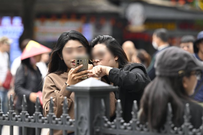 Công an dẹp hàng cốm lấn chiếm hè phố Nhà Thờ, các Công an dẹp hàng cốm lấn chiếm hè phố Nhà Thờ, các