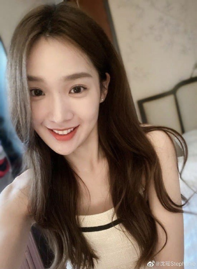 Lộ clip chồng 1 “chị đẹp” đưa gái trẻ đi bar, còn ôm trên xe- Ảnh 6. Lộ clip chồng 1 “chị đẹp” đưa gái trẻ đi bar, còn ôm trên xe- Ảnh 6.