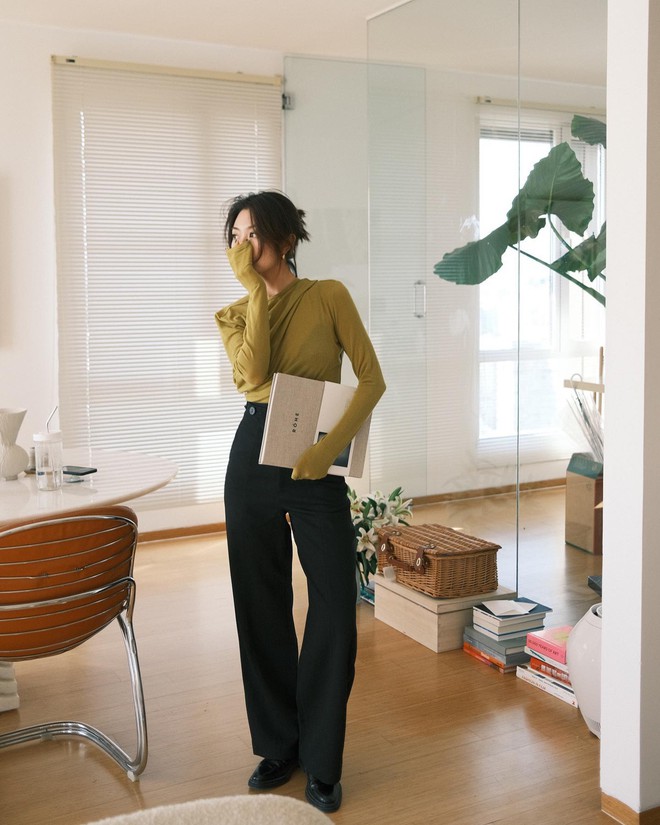 Quần đen mặc với 4 kiểu áo này là đẹp nhất, áp dụng suốt mùa đông cũng không thấy chán- Ảnh 10. Quần đen mặc với 4 kiểu áo này là đẹp nhất, áp dụng suốt mùa đông cũng không thấy chán- Ảnh 10.