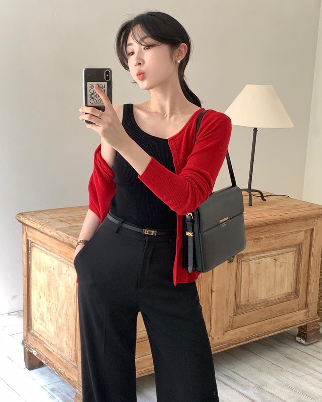 Quần đen mặc với 4 kiểu áo này là đẹp nhất, áp dụng suốt mùa đông cũng không thấy chán- Ảnh 8. Quần đen mặc với 4 kiểu áo này là đẹp nhất, áp dụng suốt mùa đông cũng không thấy chán- Ảnh 8.