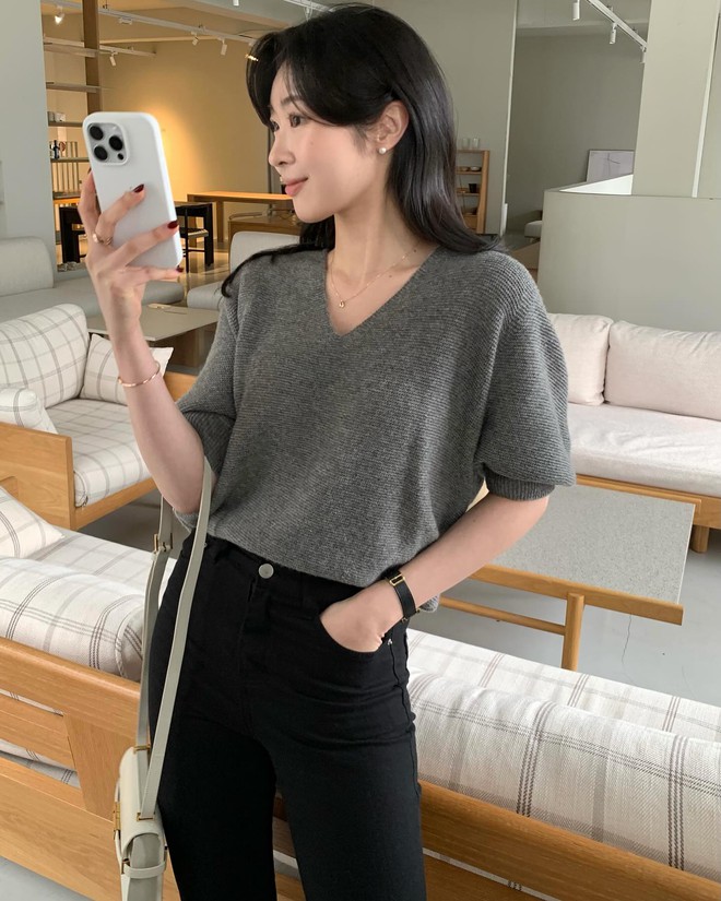 Quần đen mặc với 4 kiểu áo này là đẹp nhất, áp dụng suốt mùa đông cũng không thấy chán- Ảnh 1. Quần đen mặc với 4 kiểu áo này là đẹp nhất, áp dụng suốt mùa đông cũng không thấy chán- Ảnh 1.