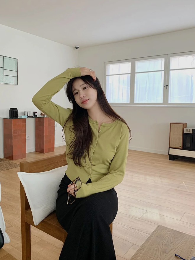 Quần đen mặc với 4 kiểu áo này là đẹp nhất, áp dụng suốt mùa đông cũng không thấy chán- Ảnh 6. Quần đen mặc với 4 kiểu áo này là đẹp nhất, áp dụng suốt mùa đông cũng không thấy chán- Ảnh 6.